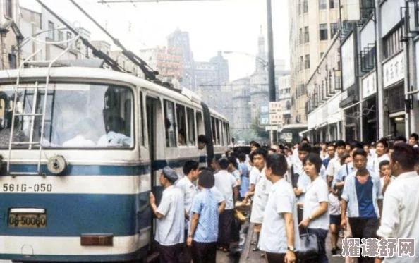 售票员用身体量尺寸坐公交车20，竟然引发乘客围观，背后隐藏的故事让人惊讶不已！